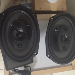 2 Scorche 6X9 Speakers Near New 