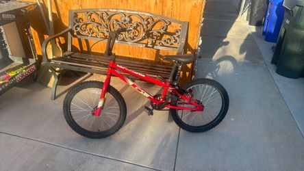GT kids Red bike