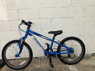 Specialized Hotrock kids mountain bike 20 inch tires  6 speed