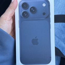 NEW iPhone 17 Pro 256g Blue