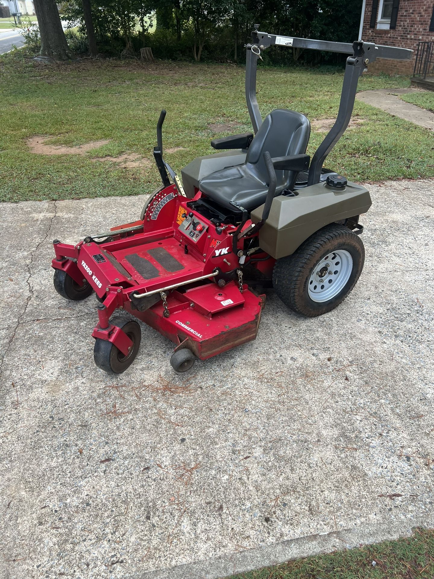 Very Nice Commercial YAZOO KEES Zero Turn Mower. Very Heavy Duty. 48" Fabricated Deck. Only 150hrs!!