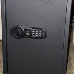 Like New 2.3 cubic ft safe 