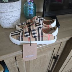 Burberry kid shoes Size 33 US Size 2
