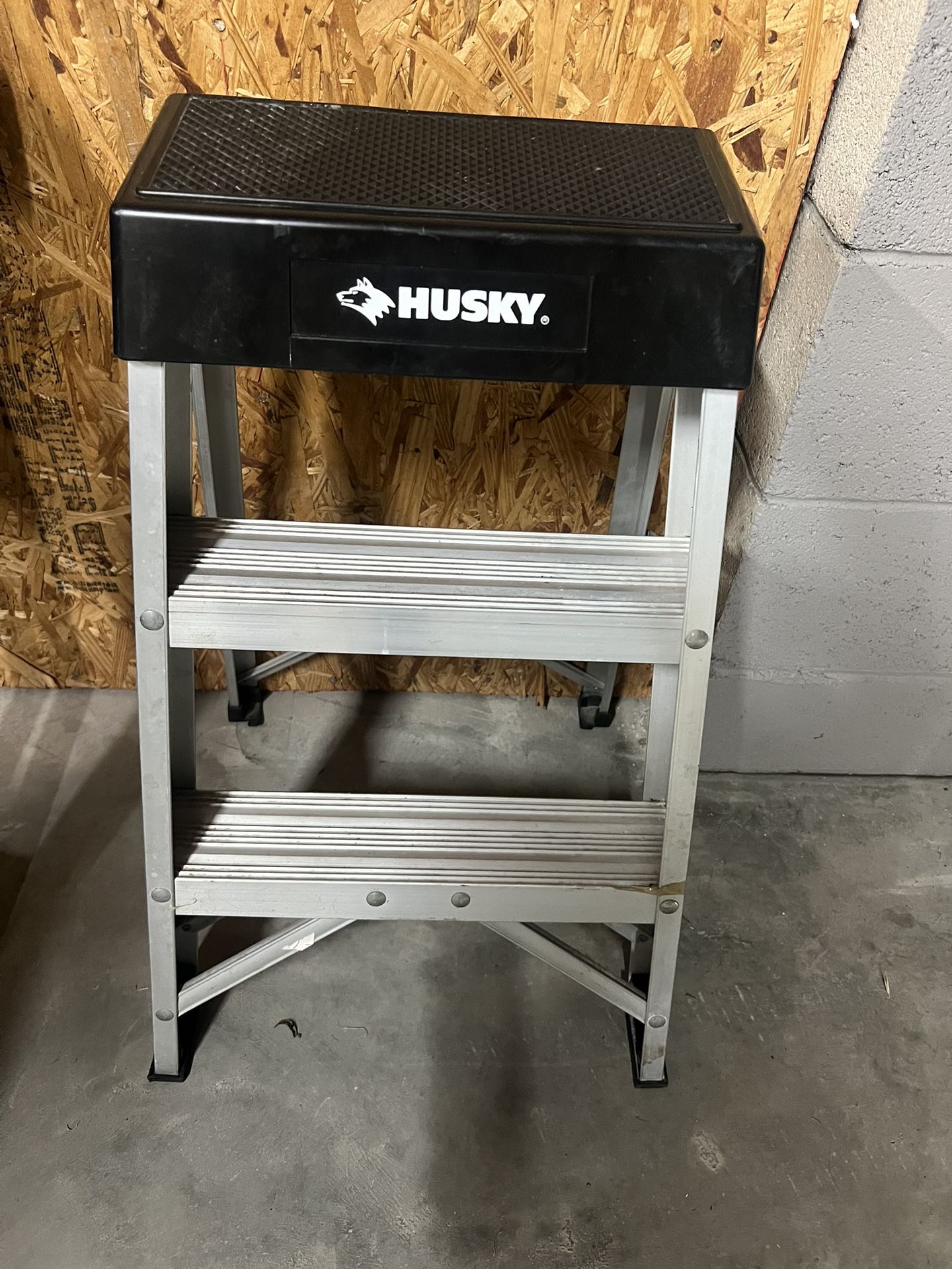 HUSKY 2 Step FOLDING ALUMINUM STEP LADDER
