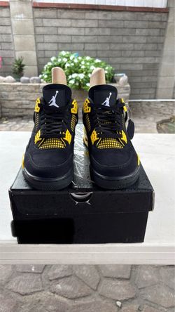 NEW SNEAKERS 4 Retro Thunder Sneakers SIZE 8.5 ( M), size 10 (W)