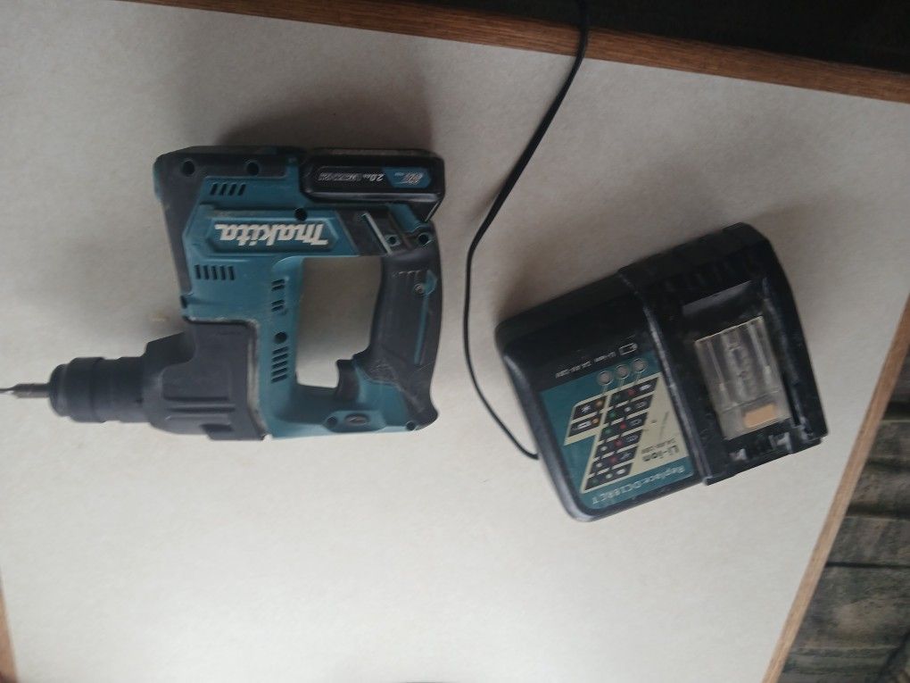 Makita 9/16" Hammer Drill With Charger