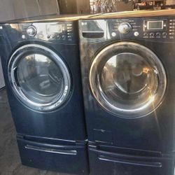 Washer and Dryer With Pedestals 