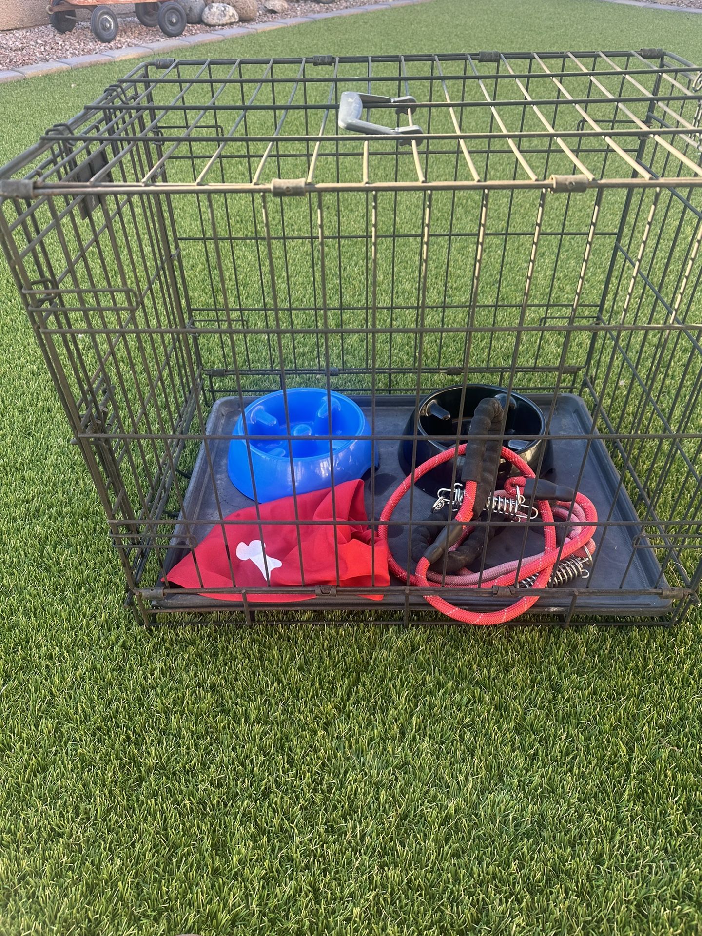 6 Pc Dog Set:  Crate, 2 Food Dishes, 2 Leashes,  1 Bandanna