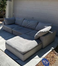 sectional gray couch. MOST GO! 250 OBO in really good condition