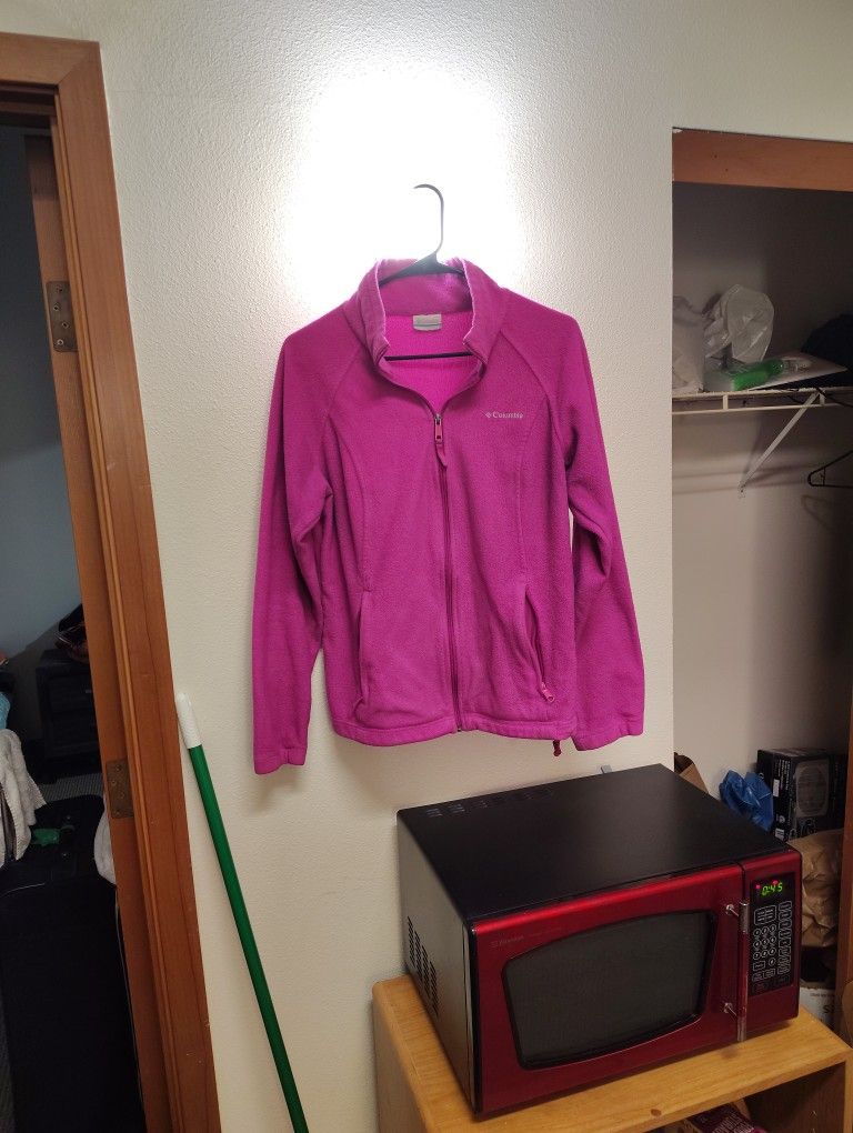 Women's Pink Columbia Zip Up Jacket Excellent Condition 20$ Firm Must Sell Have Other Items Also Posted For Sale