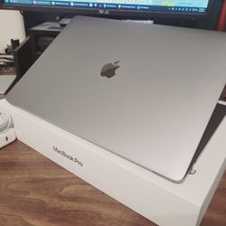 15inch Apple MacBook Pro. Touchbar, Core i7, Radeon Pro, 17
