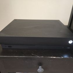 Xbox X - 1Tb & Controller 