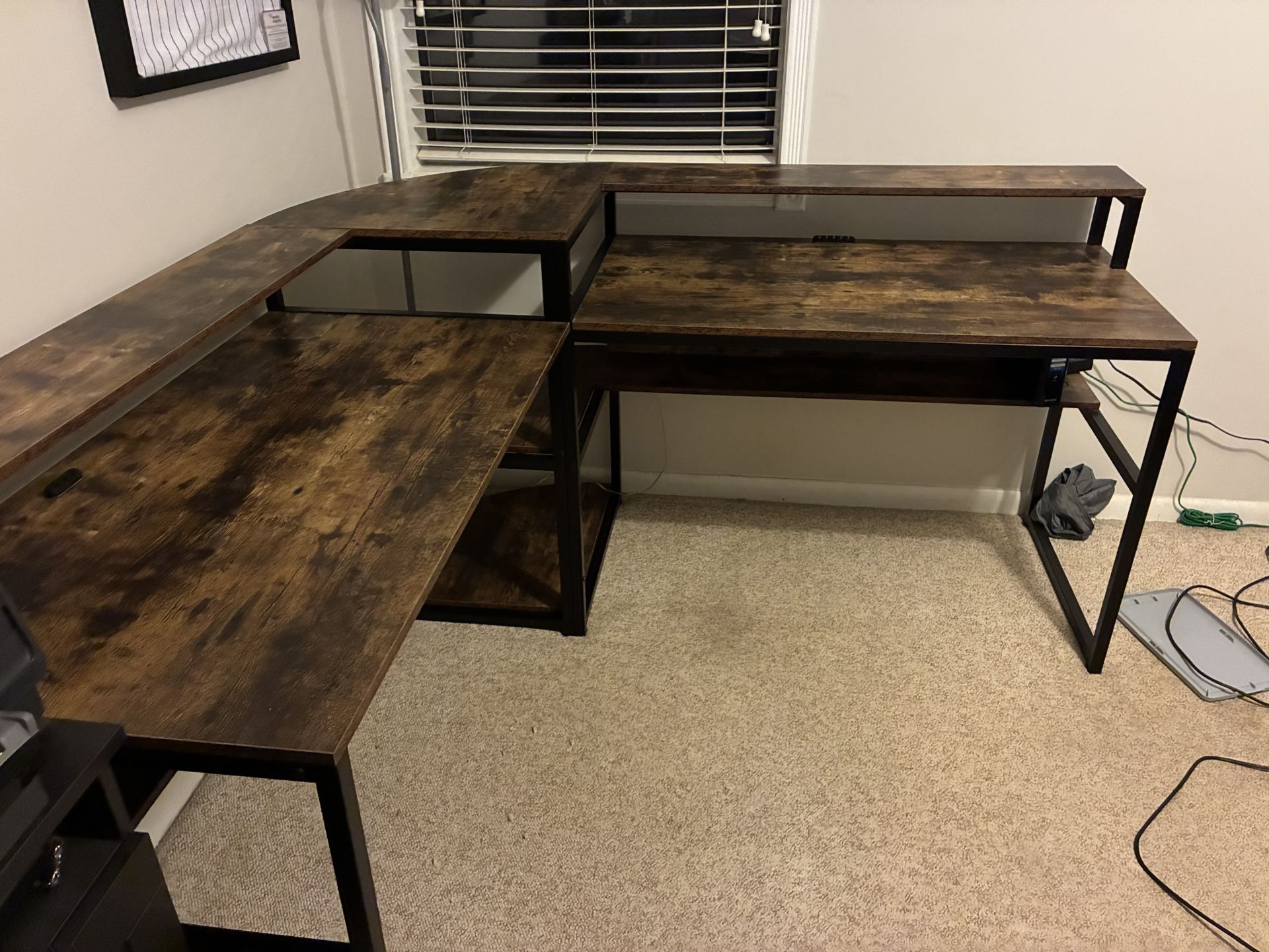 Corner desk