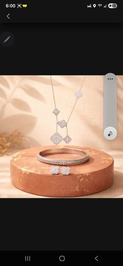 Jewelry Clover Necklace& Earring and Bsngle $80