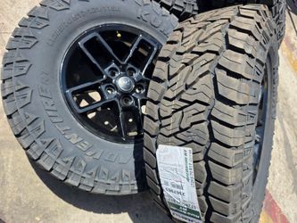 OEM 17"JEEP GLADIATOR MOJAVE Glossy Black Wheels With new KUMHO RT tires