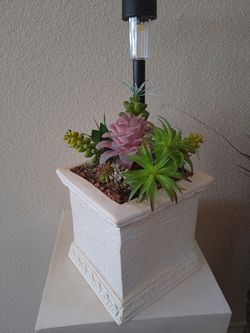 SILK SUCCULENT ARRANGEMENT WIRH SOLAR LIGHTING