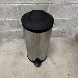 Round silver garbage can. 12-H25   6$Cash 