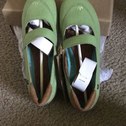 Mozo  fab flat canvas green for woman size 7 