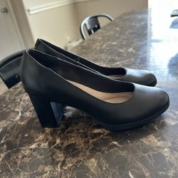 Clark’s Leather Bayla Skip Pump Size 8