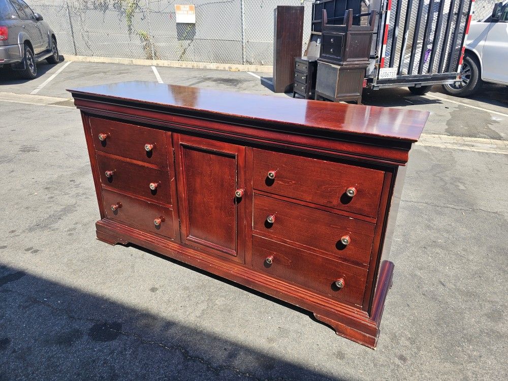 Dresser 
