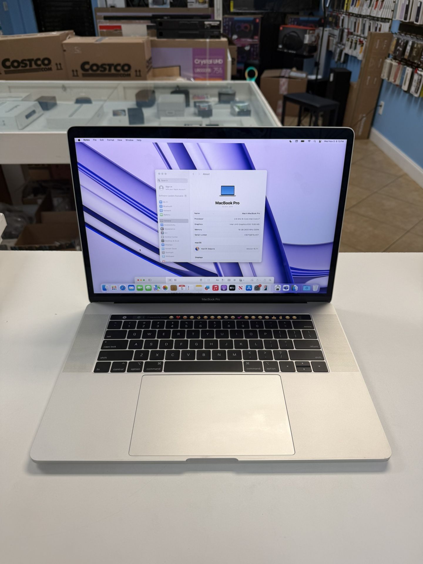 MacBook Pro 15inch Touchbar i7-16-512 battery cycle 10 with Final Cut & Logic Pro