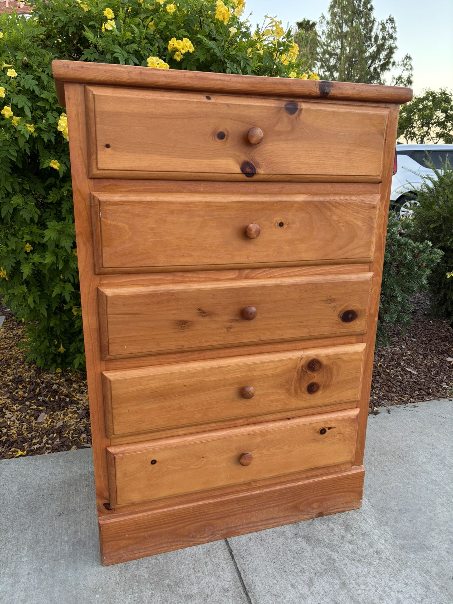 Solid Wood 5 Drawer Dresser Chest of Drawers Furniture great Condition