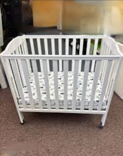 White crib easy set up rolling