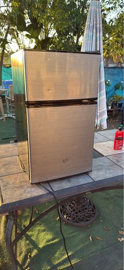 GE MINI FRIDGE