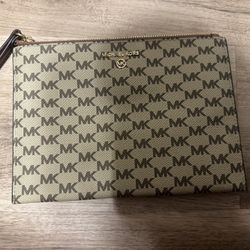 Michael Kors Clutch 