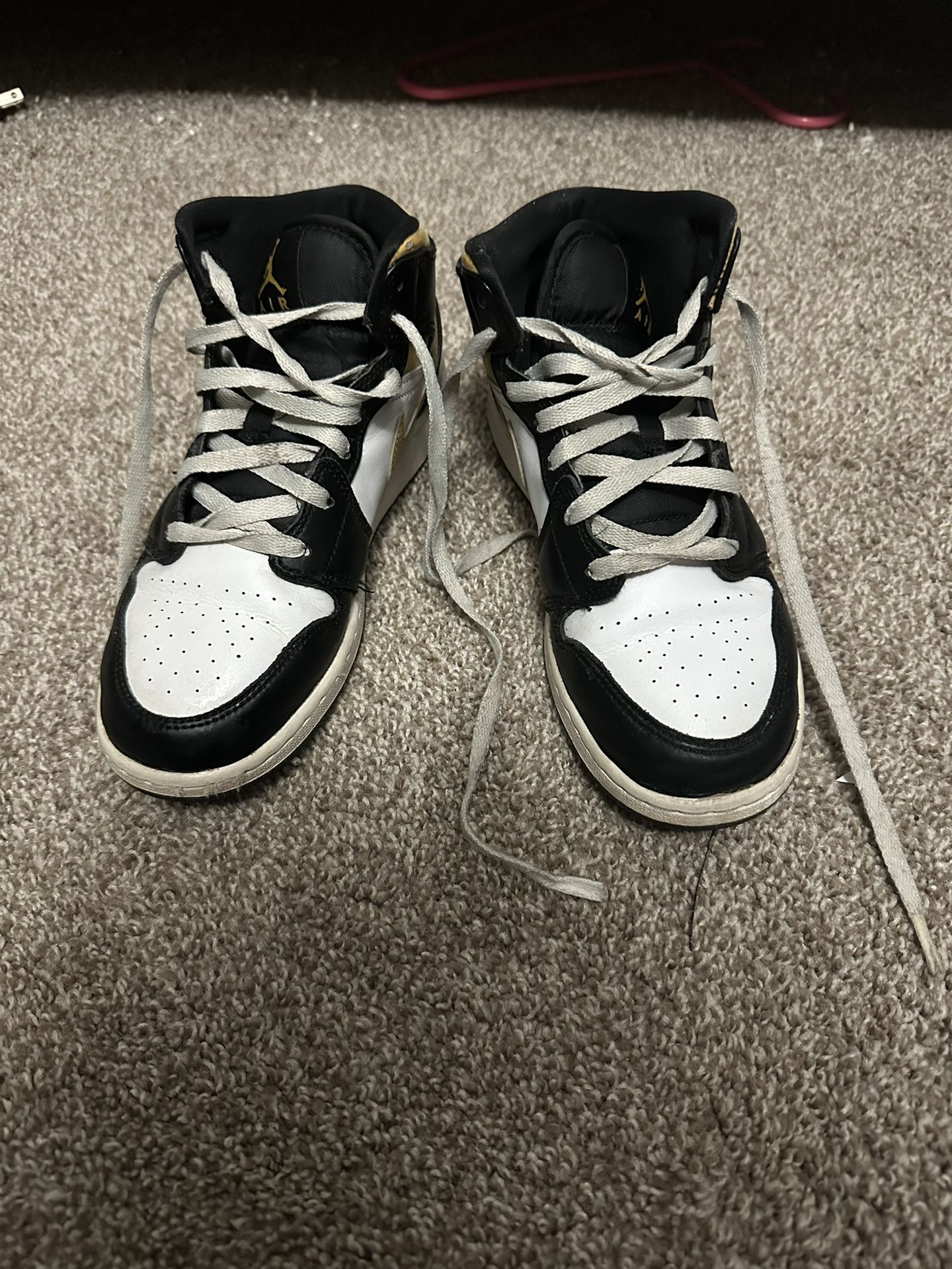 NIKE Air Jordan 1 Mid ||pollen/black/white Color way