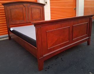 Qun Sz Bd Frm With Base Good Condition