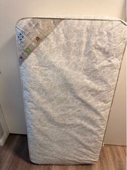 Waterproof crib mattress in very good condition