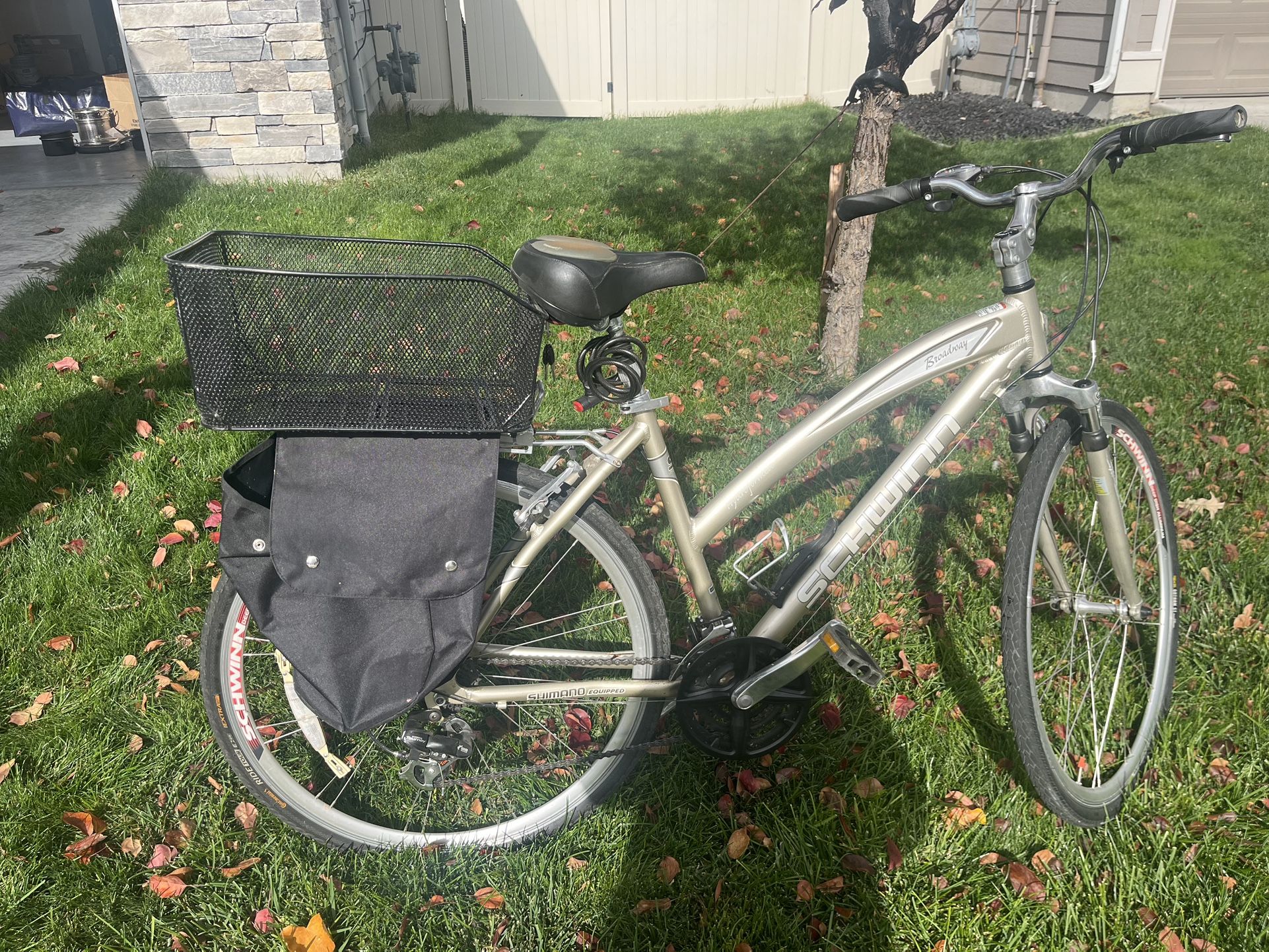 schwinn broadway bicycle Trailway 28in With the help of a powerful front suspension fork to soak up bumps Schwinn Broadway Broadway Bikes Schwinn