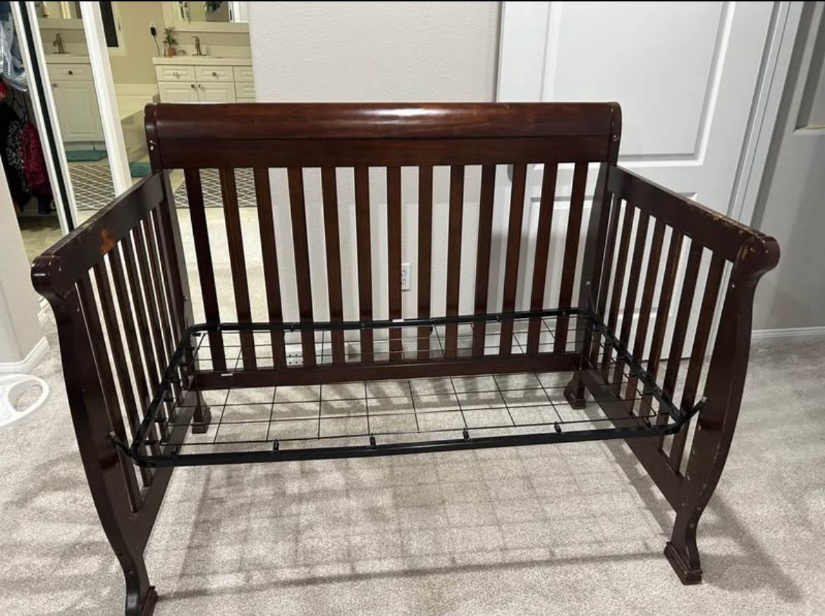 Crib converts to toddler bed