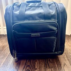 Like New Perry Ellis 9 Pocket Rolling Tote Carry On Bag