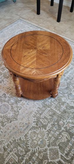 Round Wood/Oak Coffee Table