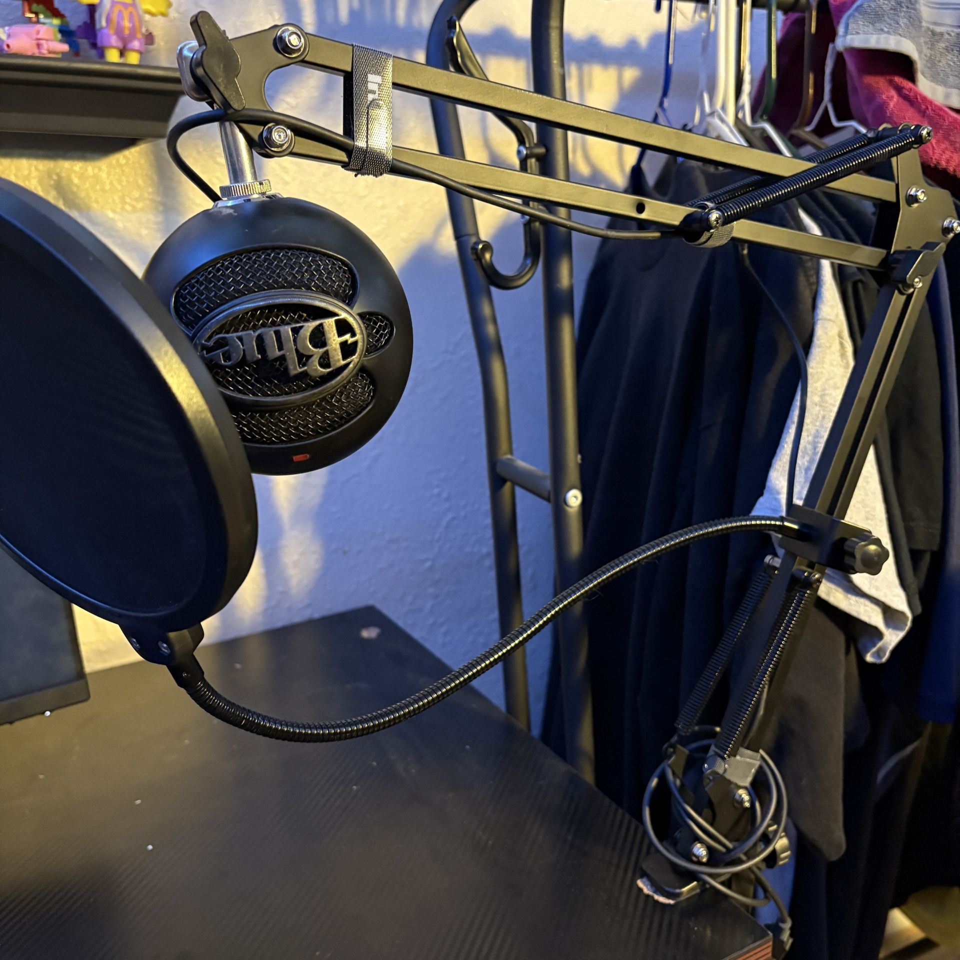 blue snowball and stand