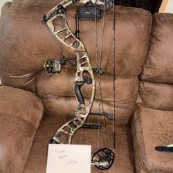 Fully Loaded Hoyt Nitrux Bow with Arrows