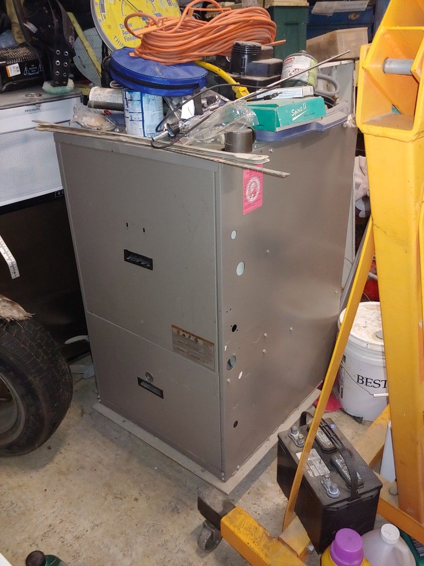 112,000 BTU Natural Gas/ Propain Furnace. Like New.