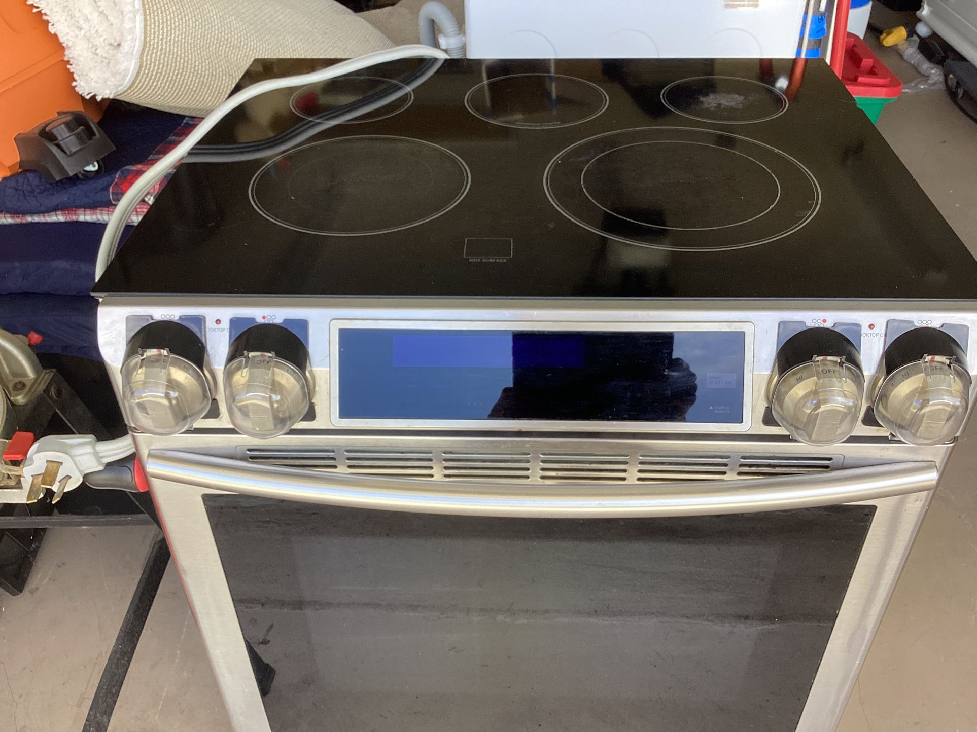 Electric Glass Stovetop All Working Except One Burner Disconnects, Needs The Knobs Replacing