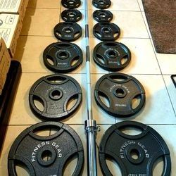 SET OF FITNESS GEAR NEW  OLYMPIC PLATES  (PAIRS OF)  :  45s  35s  25s  10s  5s  2.5s   & NEW   45 LB. /  7 FOOT   BARBELL  BAR 