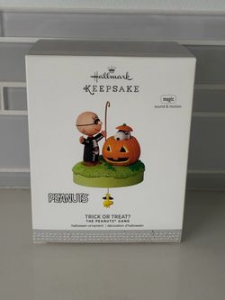 Hallmark The peanuts gang Charlie Brown Halloween Ornament 2016
