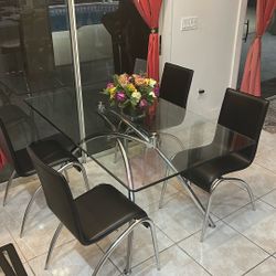 Ultra Modern Glass Dining Table with 4 Stylish Black Chairs - Great Condition ! 