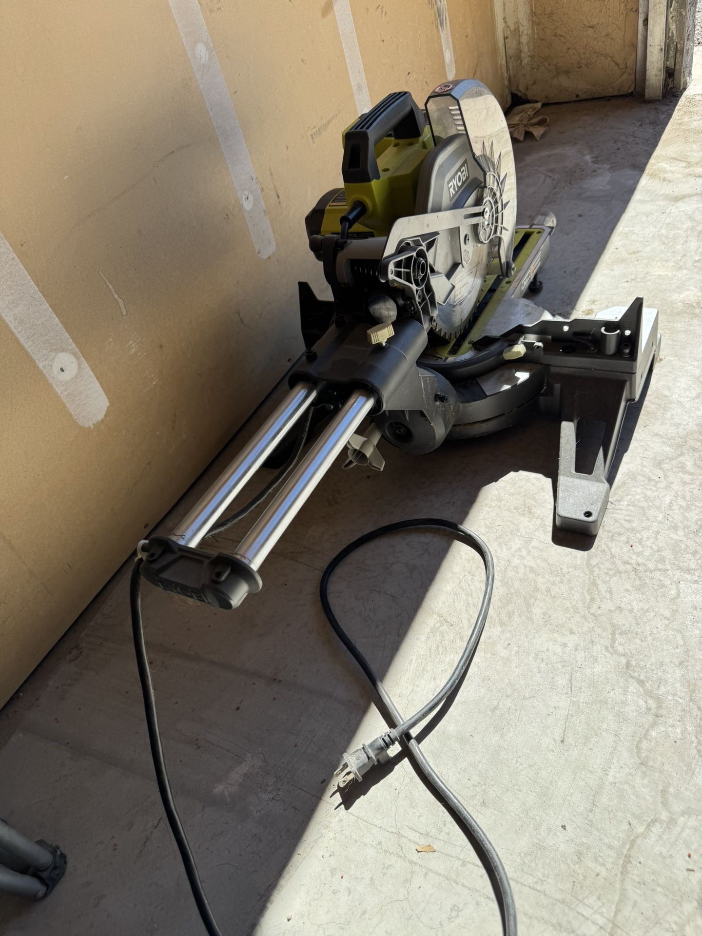 Ryobi TSS103T Miter Saw 120 V ~ 60 Hz • 15 A