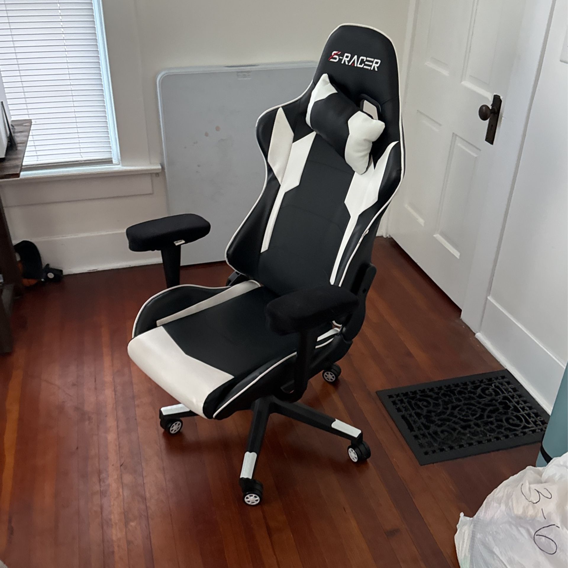 S-Racer Gaming Chair for Sale in Delaware, OH - OfferUp
