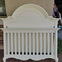 Baby Crib / Toddler Bed