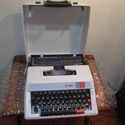 Smith Corona Vintage Super Deluxe Typewriter With Case