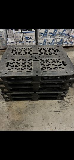 HEAVY DUTY PLASTIC PALLETS 48x40 $13 EACH DELIVERY AVAILABLE $$$
