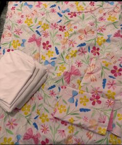 Girls Twin Bedding Set 🦋 Floral & Butterfly Design – Complete and Clean