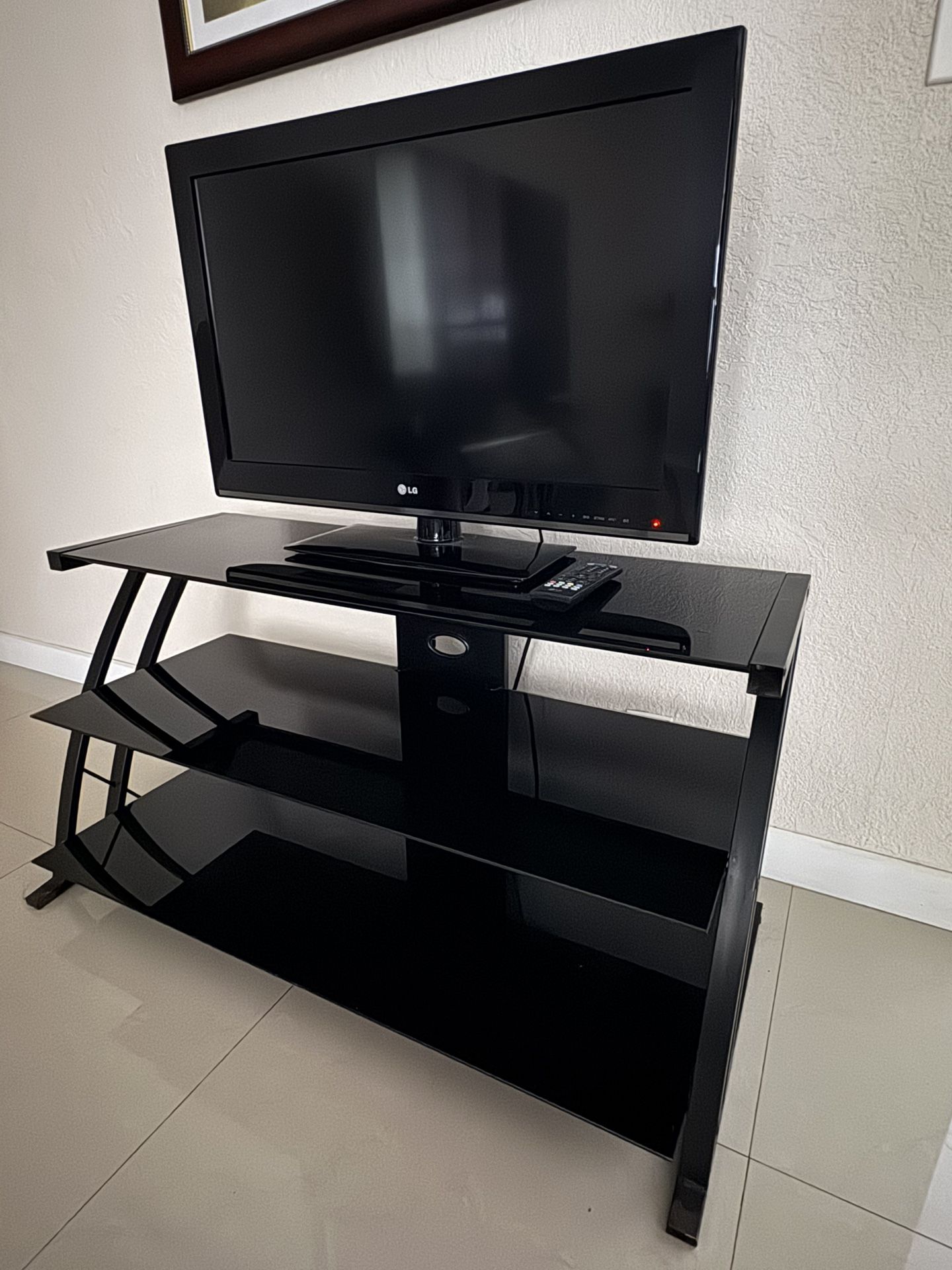 32" LG TV with ChromeCast + FREE TABLE